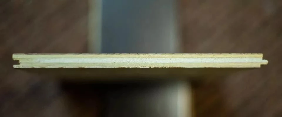 Three-ply plywood core of a plank