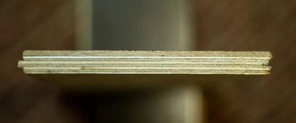 Five-ply plywood core showing alternating grain direction